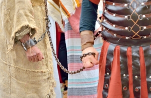 El embajador en cadenas