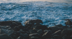Si el agua es húmeda y las rocas son duras